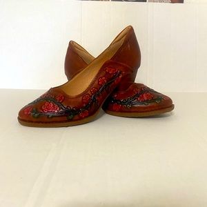 L'Artiste by Springstep women's 38/8  handmade embossed leather pumps LIKE NEW